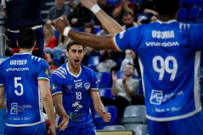 Шампионите тръгнаха ударно в полуфиналите с 3:0 срещу Берое